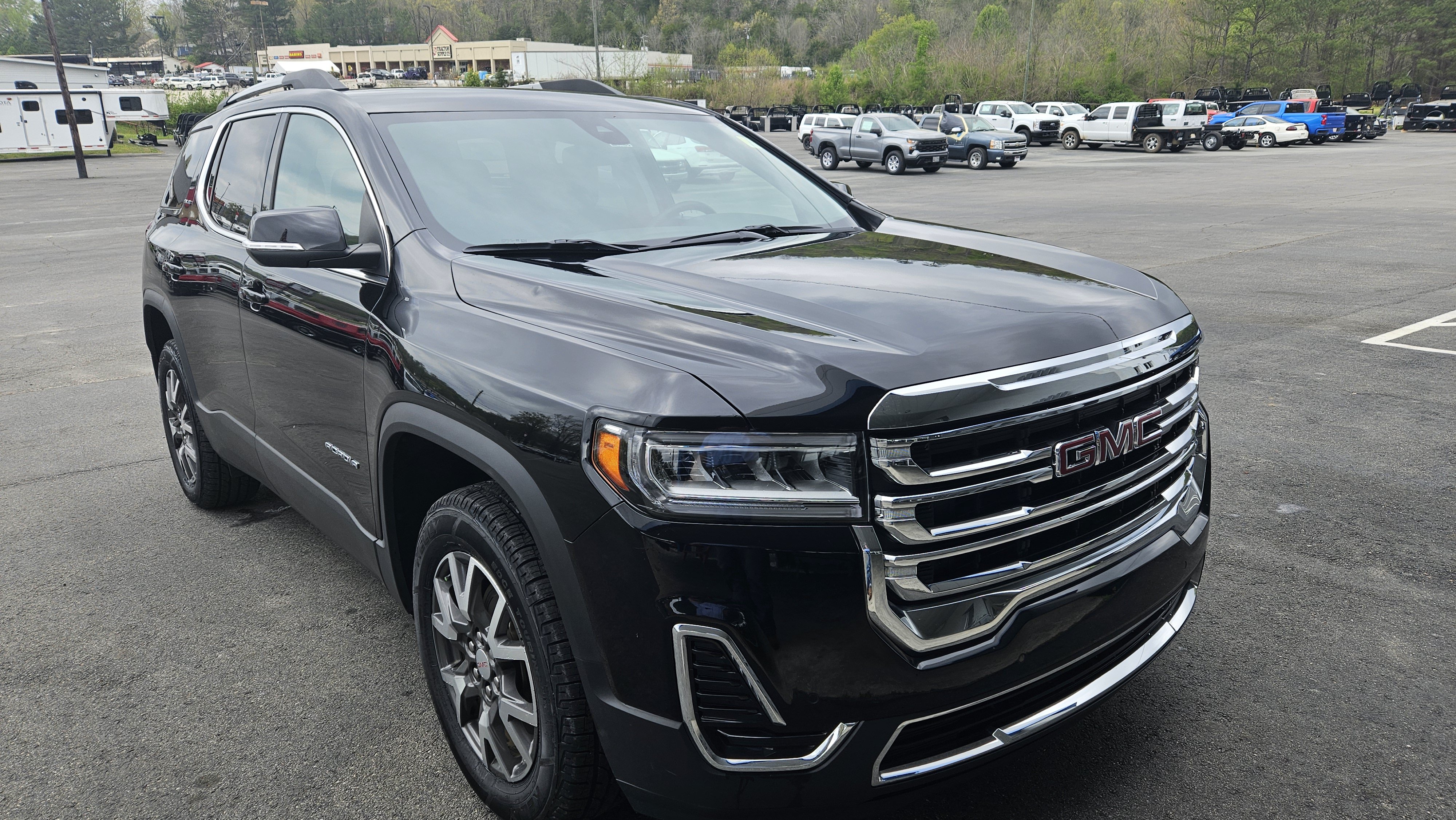 Used 2023 GMC Acadia SLE w/ Driver Convenience Package FWD image 4