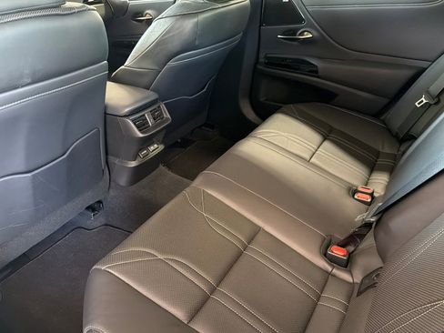 Used 2024 Lexus ES 300h w/ Luxury Package FWD image 12