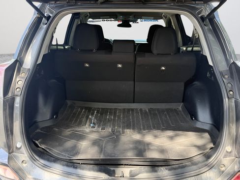 Used 2018 Toyota RAV4 LE FWD image 14