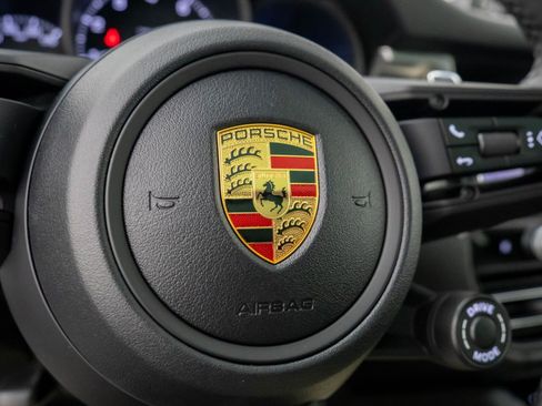 Certified 2026 Porsche Macan AWD/4WD image 31