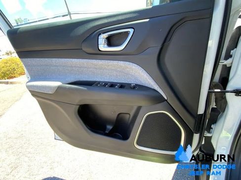 Used 2022 Jeep Compass Latitude FWD image 29