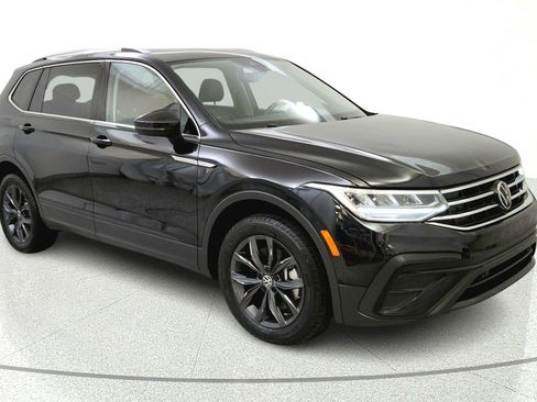 Used 2022 Volkswagen Tiguan SE w/ Panoramic Sunroof Package FWD image 1