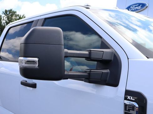 Used 2025 Ford F550 4x4 Crew Cab Super Duty image 21
