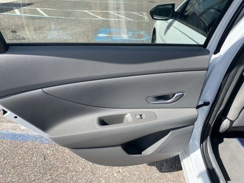 Certified 2022 Hyundai Elantra SE image 12