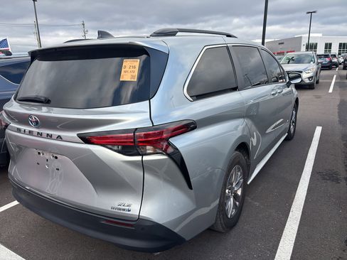 Used 2021 Toyota Sienna XLE image 6