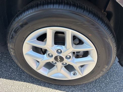 Used 2025 Kia Soul LX w/ LX Technology Package FWD image 10