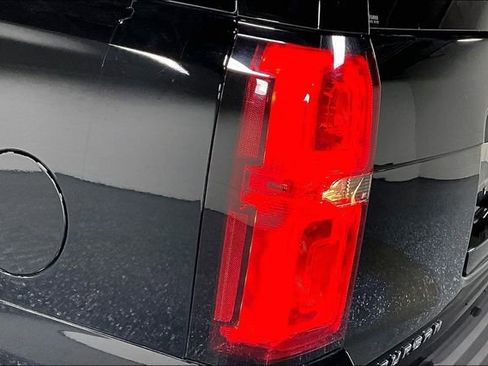 Used 2017 Chevrolet Suburban LT image 24