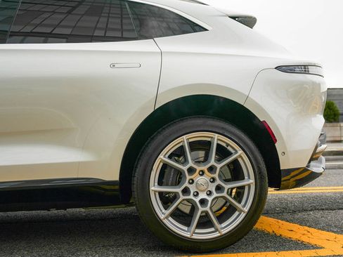 Used 2021 Aston Martin DBX image 5