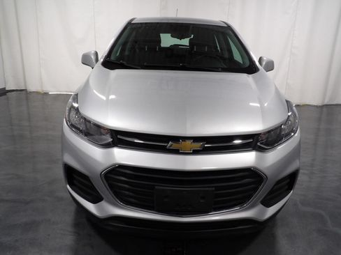 Used 2021 Chevrolet Trax LS FWD image 2