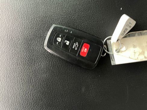 Used 2020 Toyota RAV4 XLE w/ Convenience Package image 30