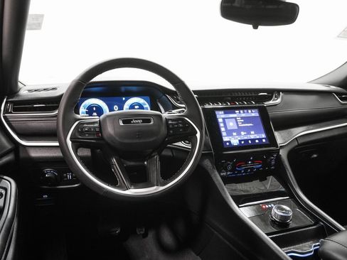 Certified 2024 Jeep Grand Cherokee L Laredo image 18