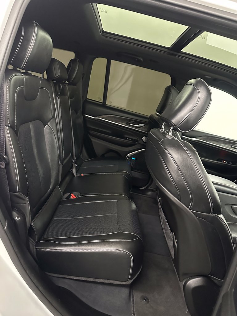 Used 2023 Jeep Grand Cherokee Overland AWD/4WD image 32