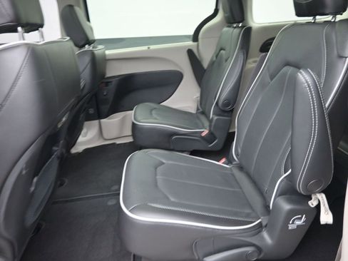 Used 2023 Chrysler Pacifica Limited AWD/4WD image 13