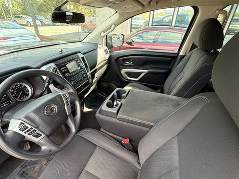 Used 2017 Nissan Titan SV image 9