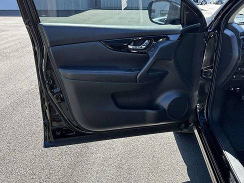 Used 2021 Nissan Rogue Sport SV image 5