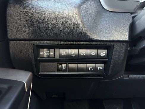 Used 2022 Toyota Tundra SR5 w/ SR5 Convenience Package AWD/4WD image 10