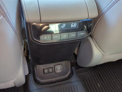 Used 2021 Toyota Highlander Limited image 26