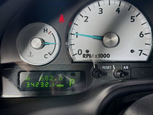 Used 2005 Ford Thunderbird RWD image 21