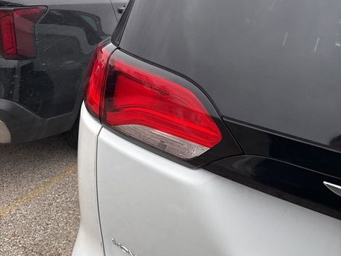 Used 2022 Chrysler Voyager LX image 12