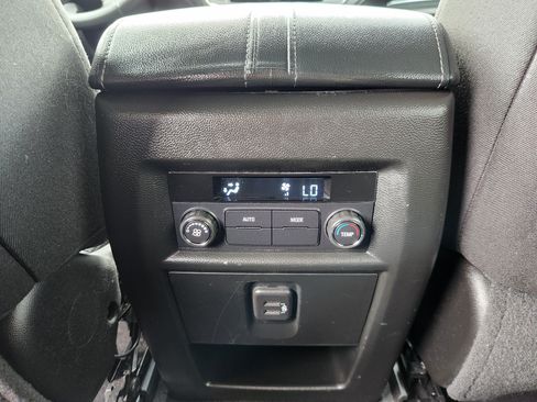 Used 2023 Chevrolet Traverse LT FWD image 22