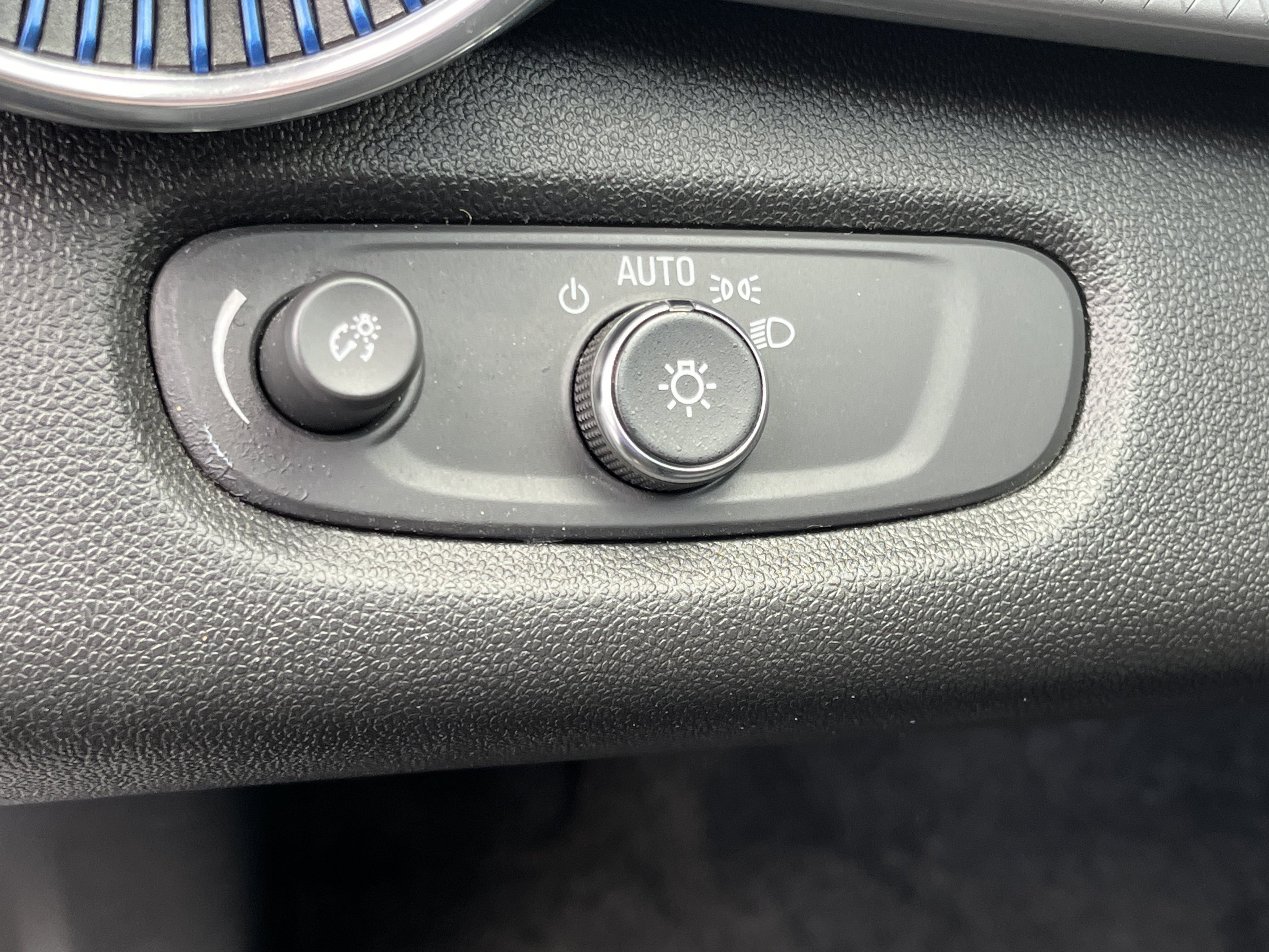 Used 2025 Chevrolet Trax LT FWD image 18