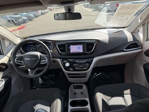 Used 2022 Chrysler Voyager LX image 17