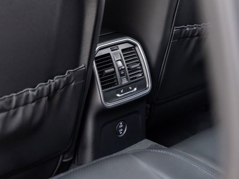 Certified 2026 Porsche Macan AWD/4WD image 39