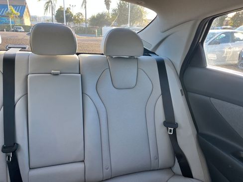 Used 2025 Hyundai Elantra Limited image 39