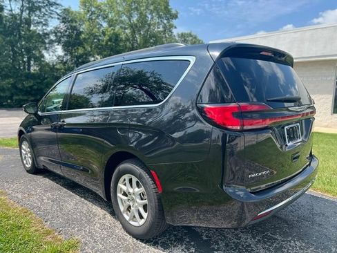 Used 2022 Chrysler Pacifica Touring-L FWD image 6