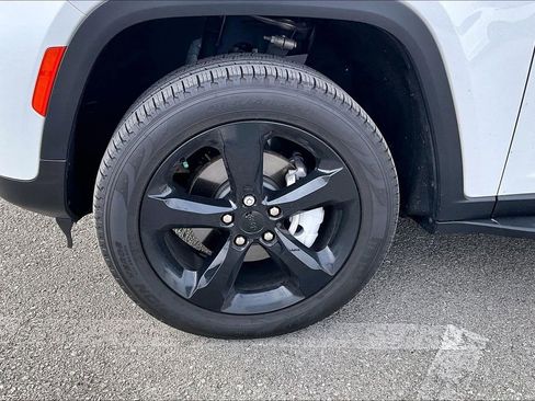 Used 2024 Jeep Grand Cherokee Limited w/ Black Appearance Package image 12