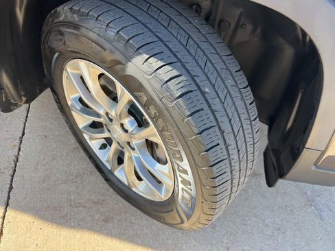 Used 2019 Jeep Cherokee Latitude Plus w/ Cold Weather Group image 32