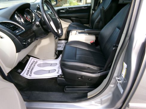 Used 2016 Chrysler Town & Country Touring image 11