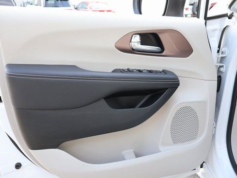 Used 2024 Chrysler Voyager LX image 20