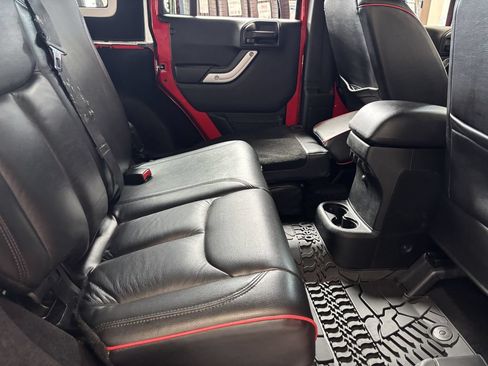 Used 2018 Jeep Wrangler Unlimited Rubicon w/ Cold Weather Group AWD/4WD image 28