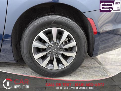 Used 2021 Chrysler Pacifica Touring-L FWD image 14