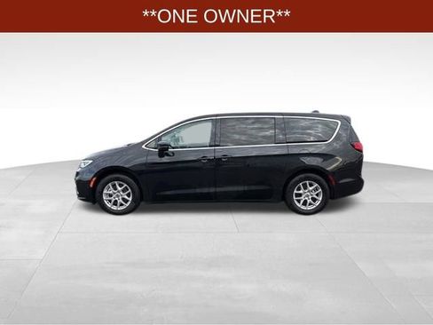 Used 2023 Chrysler Pacifica Touring-L image 4