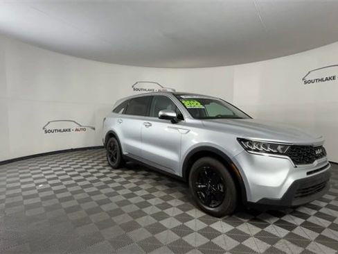 Used 2022 Kia Sorento LX image 2
