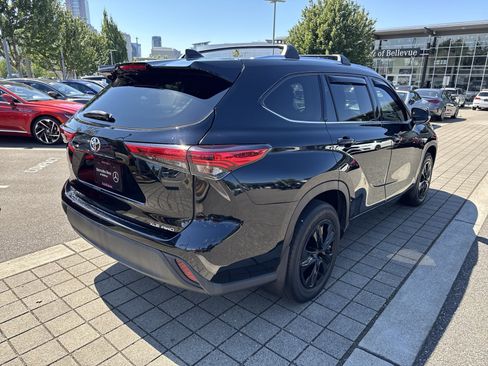 Used 2020 Toyota Highlander XLE AWD/4WD image 9