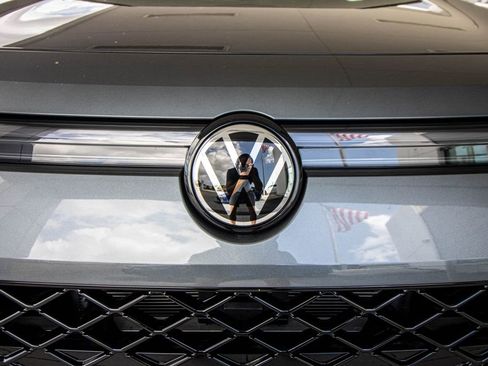 New 2026 Volkswagen Tiguan SE R-Line FWD image 8