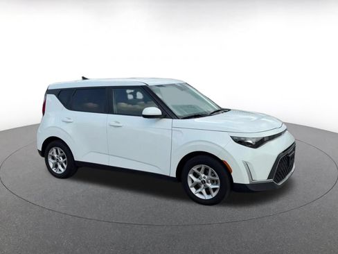 Used 2025 Kia Soul LX w/ LX Technology Package FWD image 2