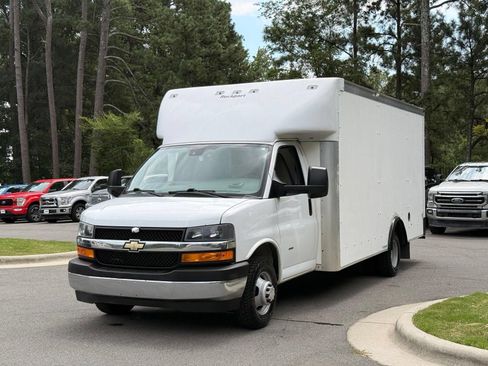 Used 2022 Chevrolet Express 3500 w/ Power Convenience Package RWD image 4
