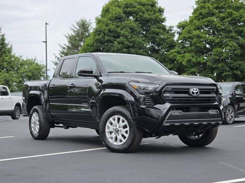 Used 2025 Toyota Tacoma SR5 AWD/4WD image 2