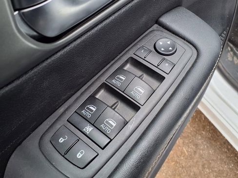 Used 2025 Chrysler Pacifica Select image 19