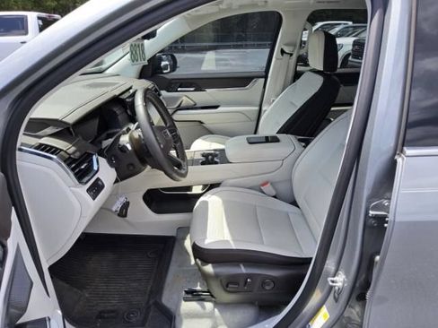 Used 2024 GMC Acadia Denali w/ Super Cruise Package FWD image 4