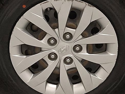 Used 2017 Hyundai Elantra GT image 31