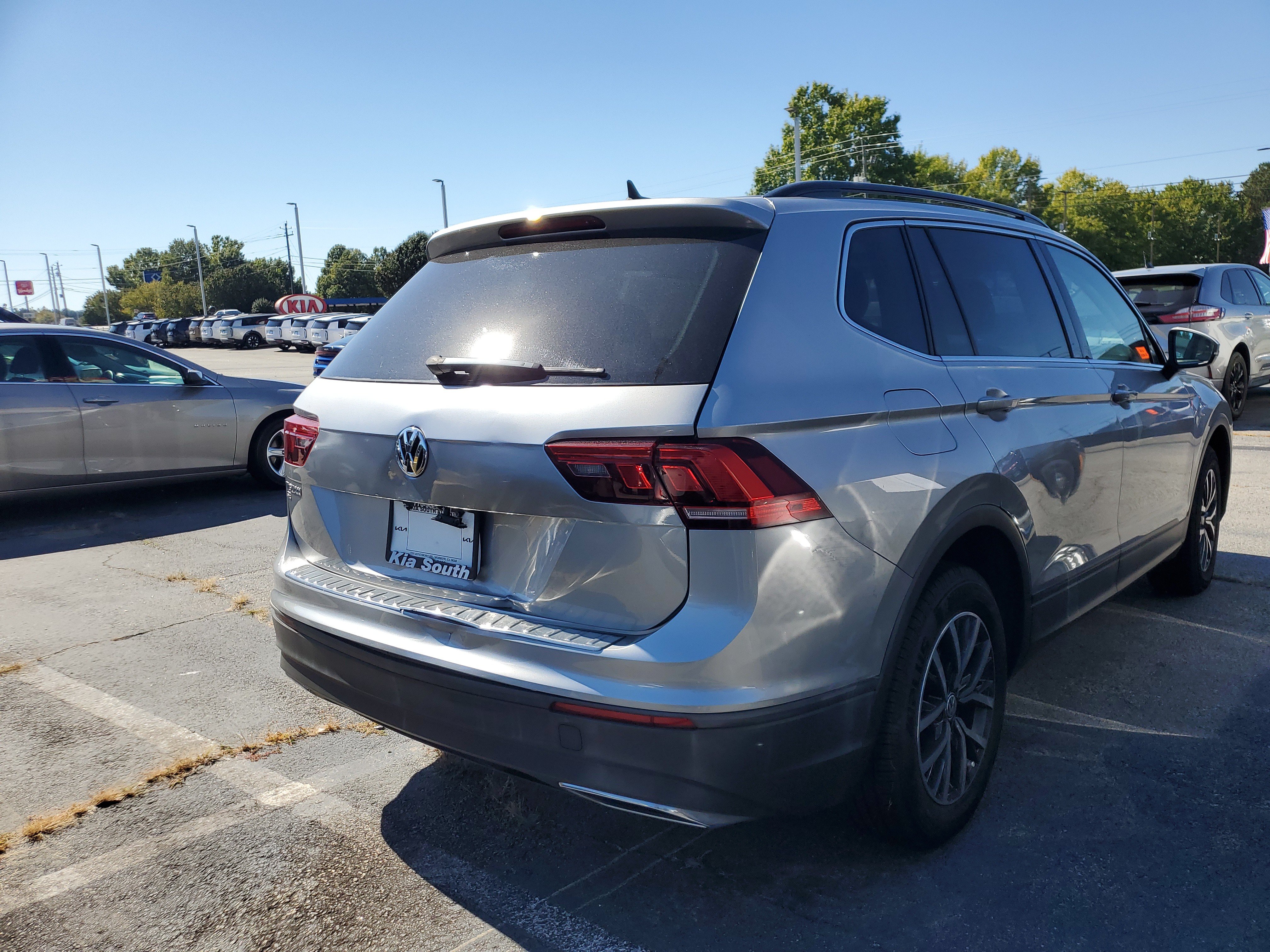 Used 2019 Volkswagen Tiguan SE w/ Panoramic Sunroof Package FWD image 5
