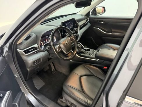 Used 2023 Toyota Highlander XLE AWD/4WD image 15