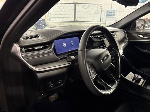 Used 2024 Jeep Grand Cherokee Limited AWD/4WD image 15