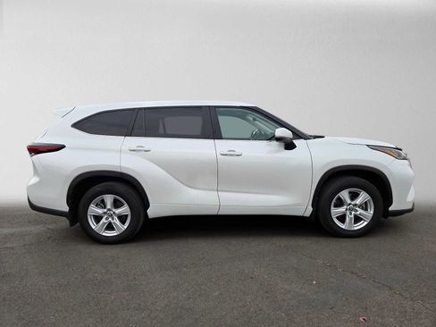 Used 2024 Toyota Highlander XLE AWD/4WD image 2