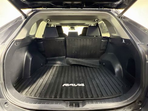 Used 2019 Toyota RAV4 XLE w/ Convenience Package FWD image 33